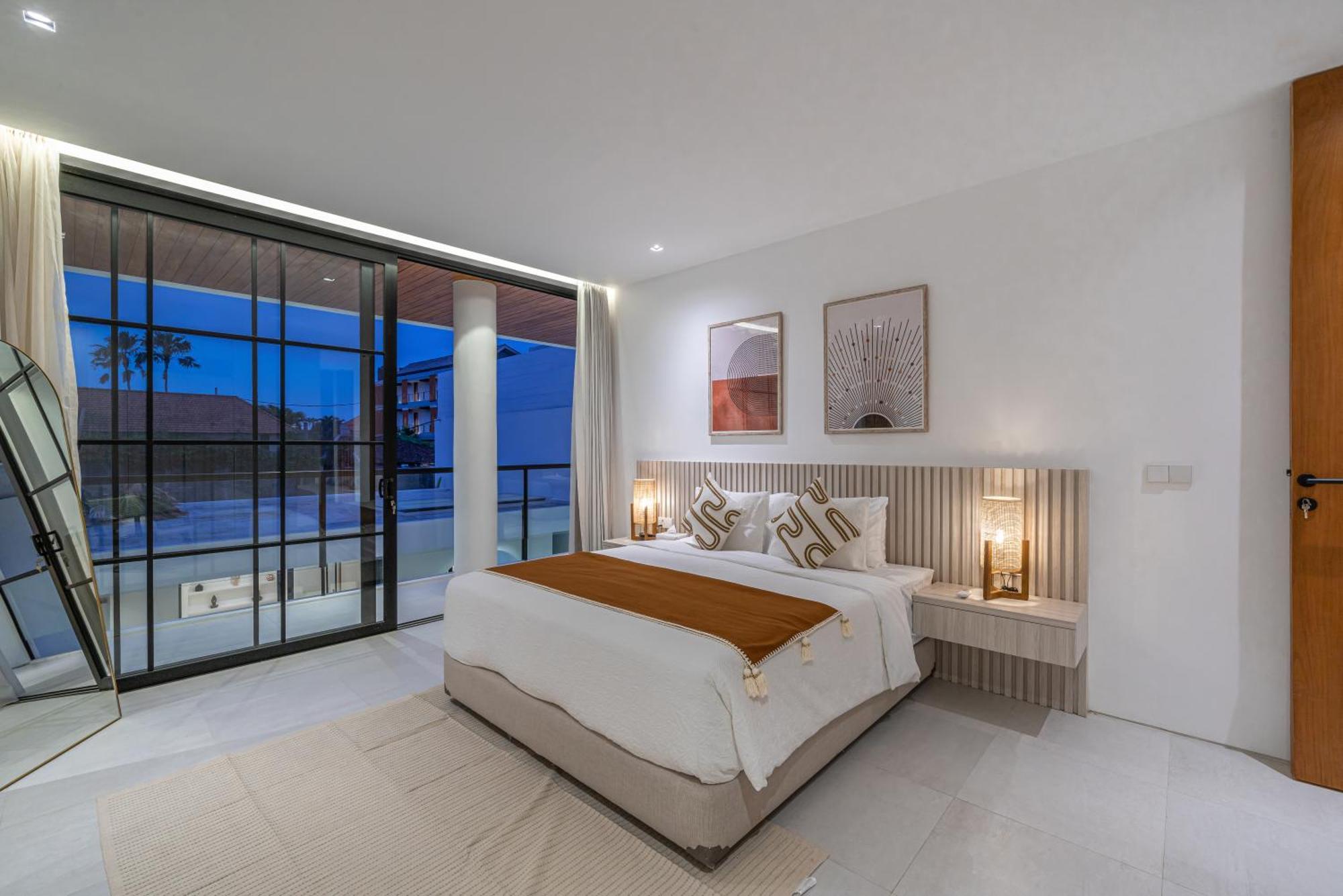 Villa Janoor - Elegant 3-bedroom Near Batu Belig Beach *