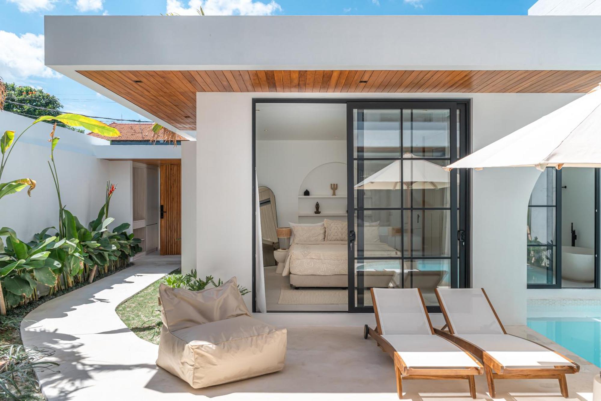 Villa Janoor - Elegant 3-bedroom Near Batu Belig Beach *