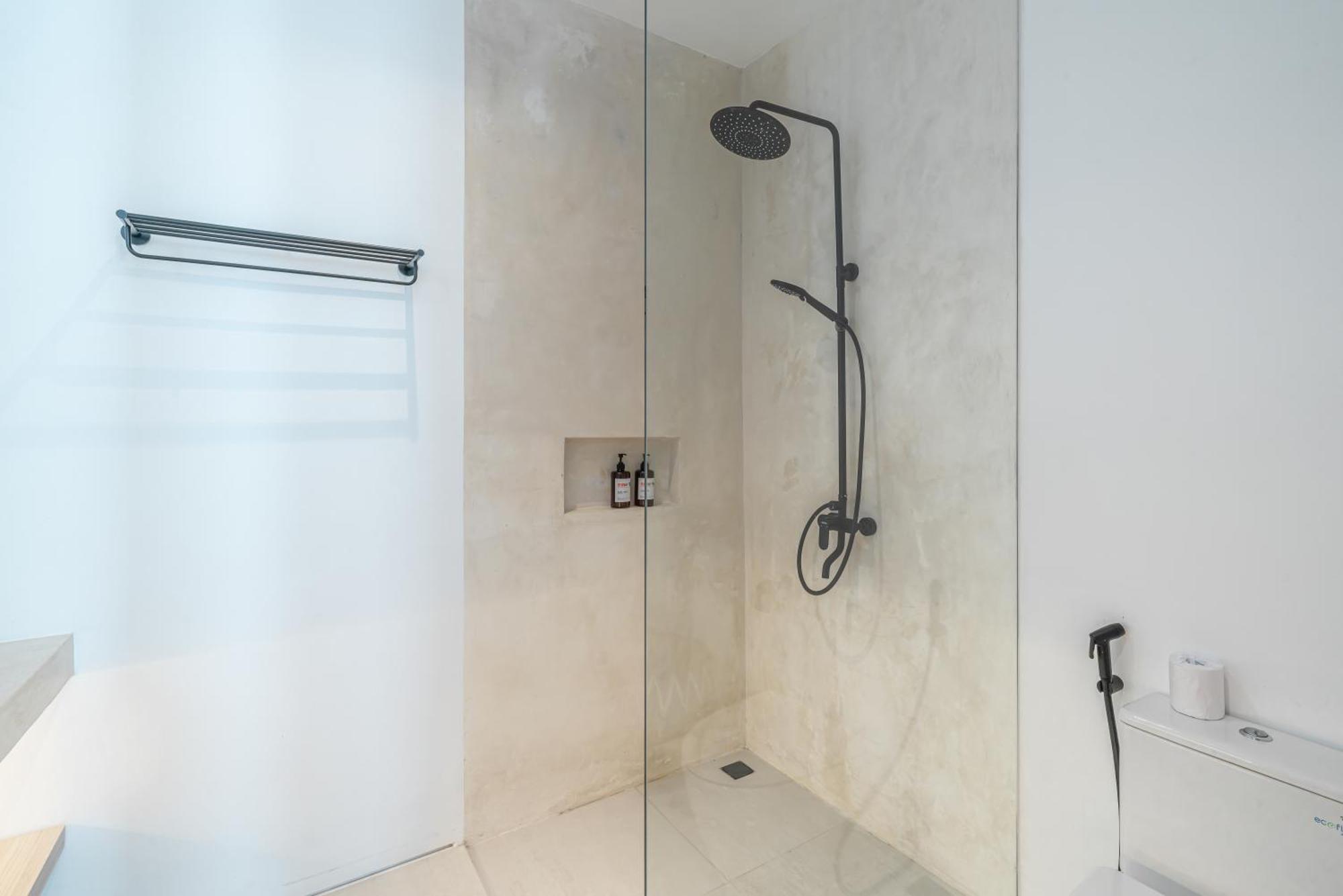 Janoor - Elegant 3-bedroom Near Batu Belig Beach *