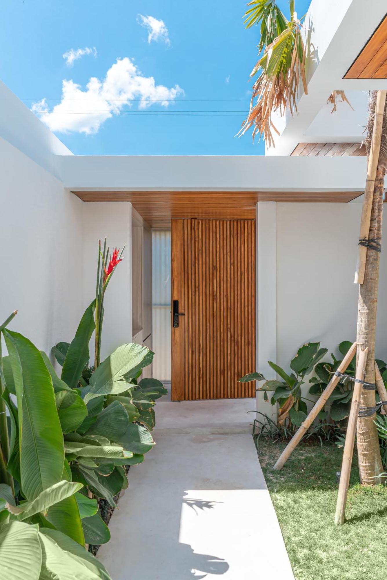 Janoor - Elegant 3-bedroom Near Batu Belig Beach Villa