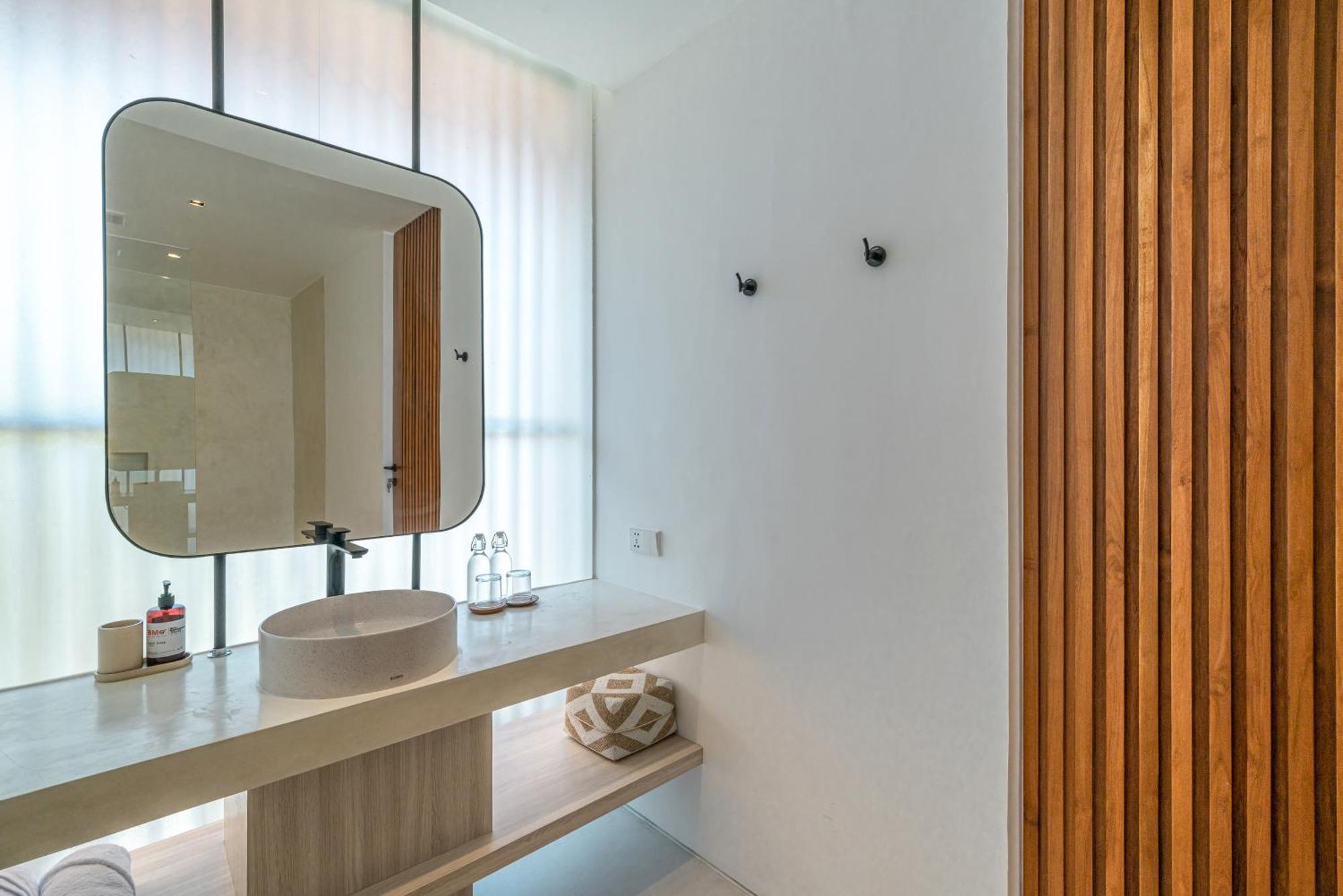 Villa Janoor - Elegant 3-bedroom Near Batu Belig Beach *