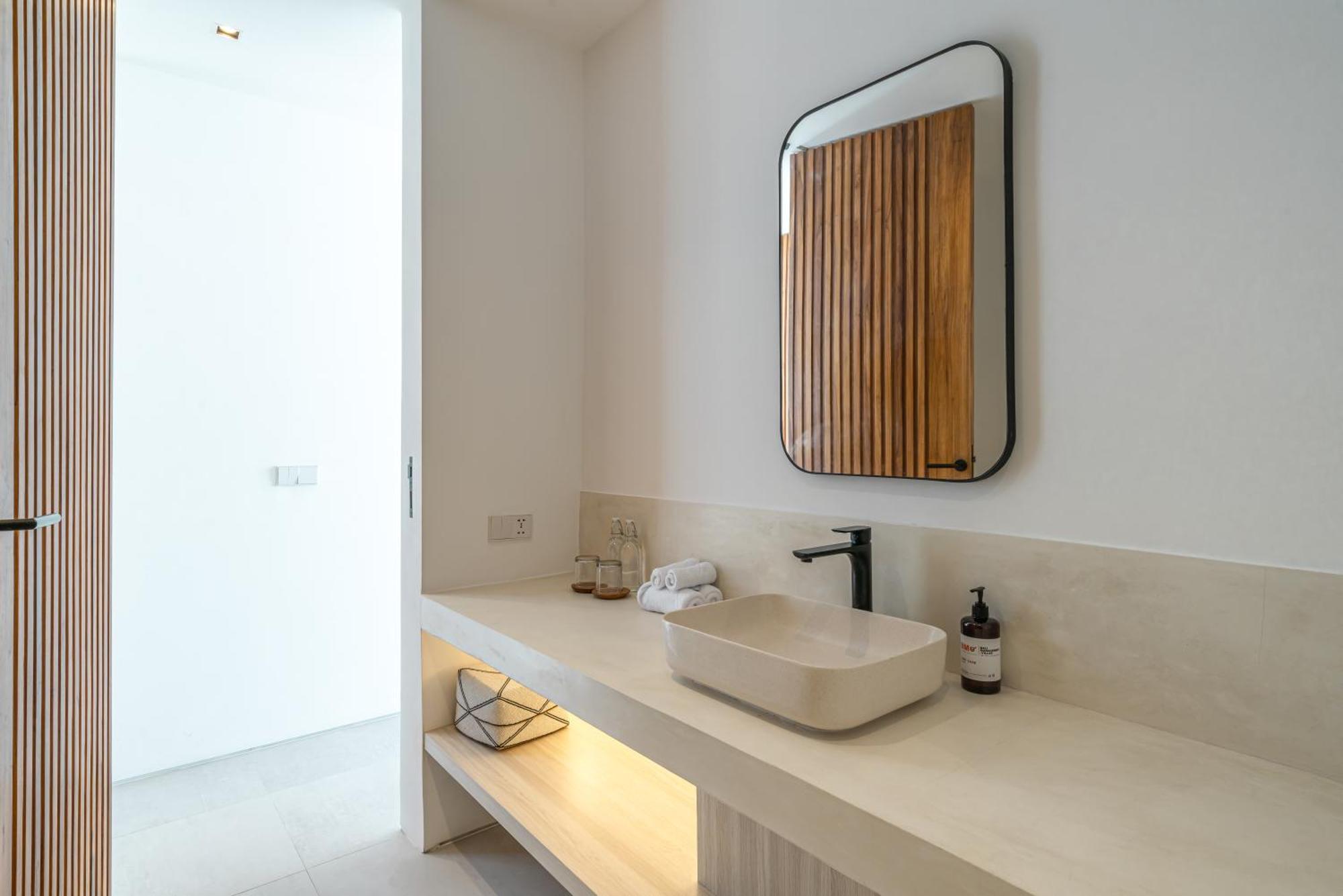 Janoor - Elegant 3-bedroom Near Batu Belig Beach Villa