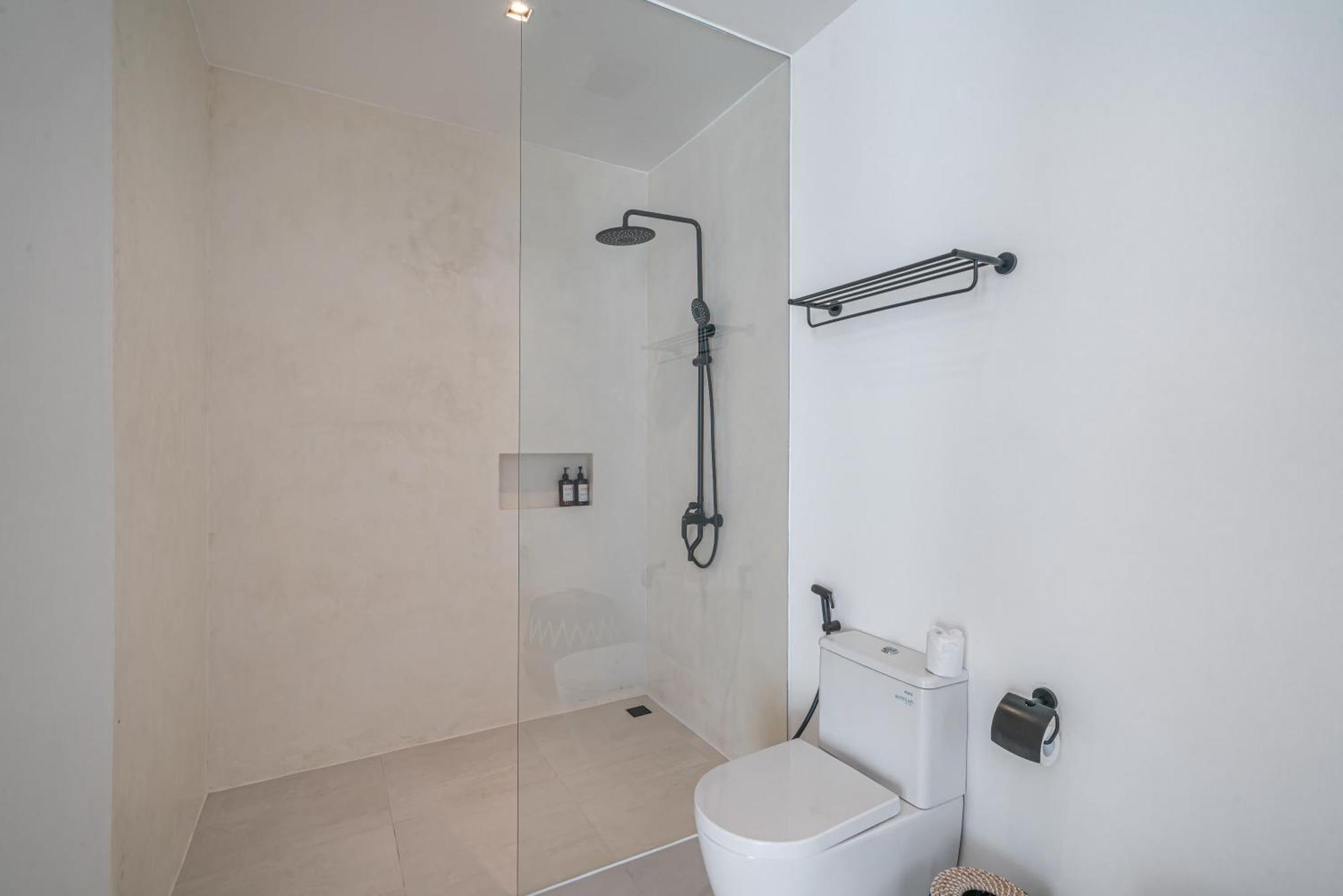 Janoor - Elegant 3-bedroom Near Batu Belig Beach
