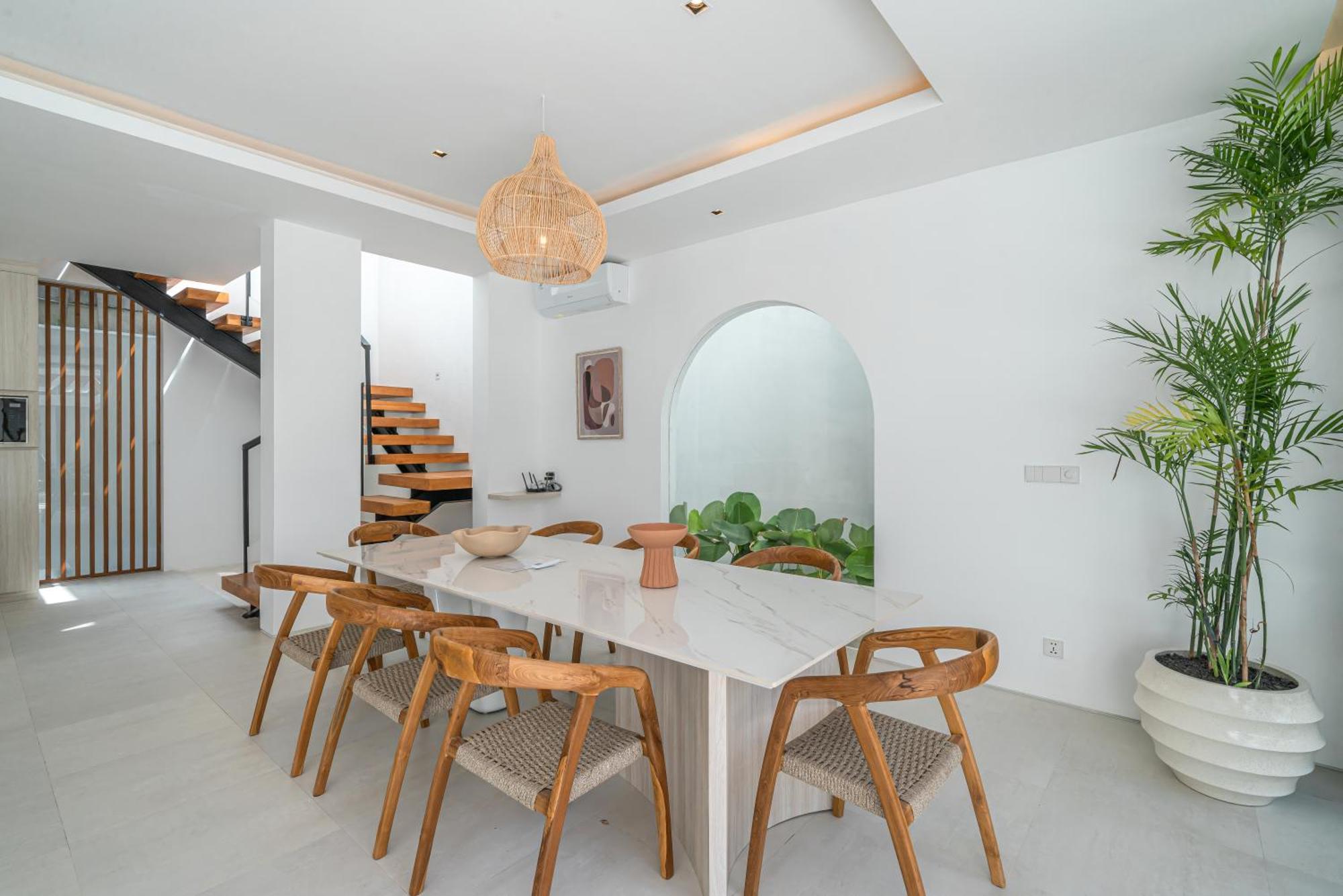Villa Janoor - Elegant 3-bedroom Near Batu Belig Beach *