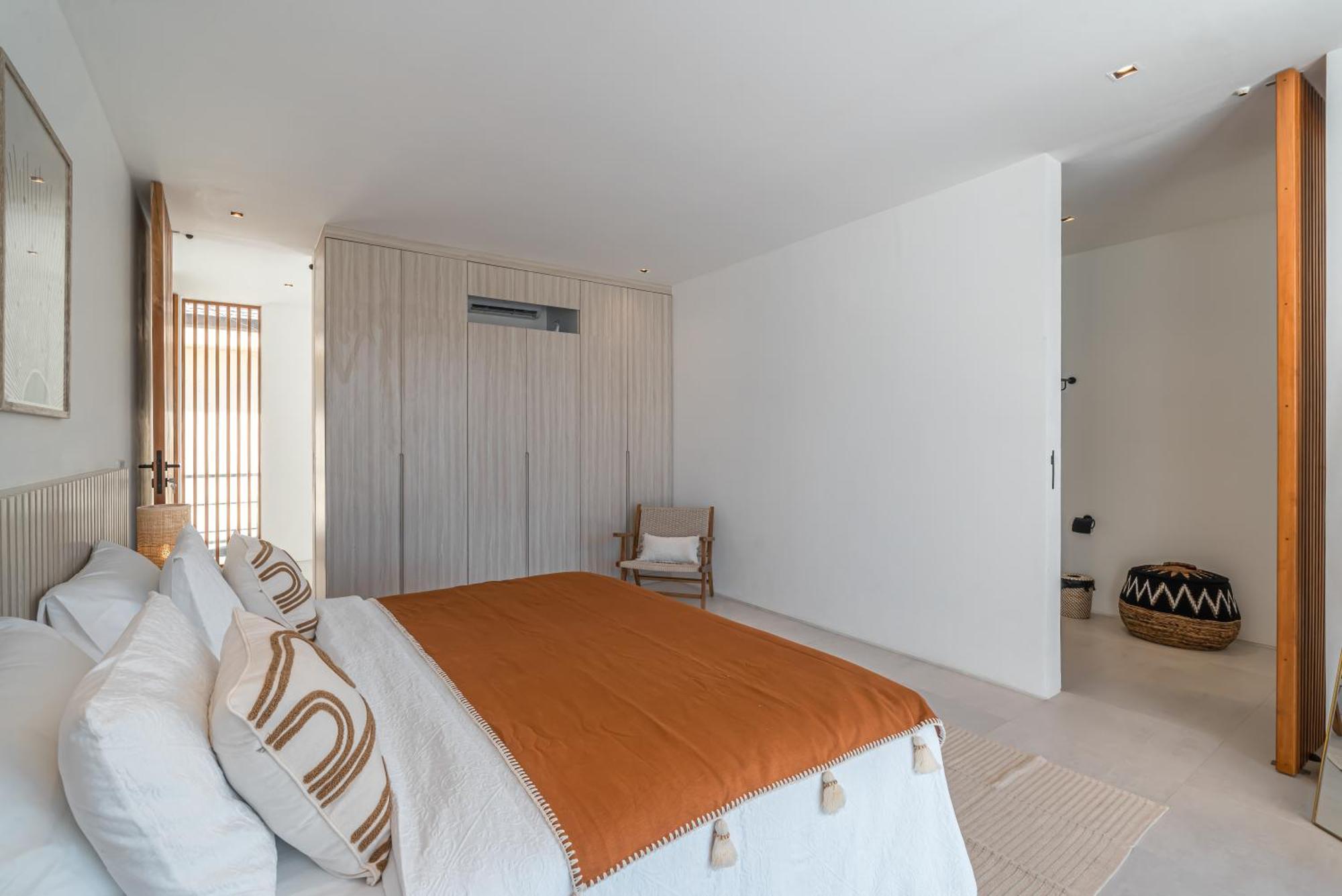Janoor - Elegant 3-bedroom Near Batu Belig Beach Villa *