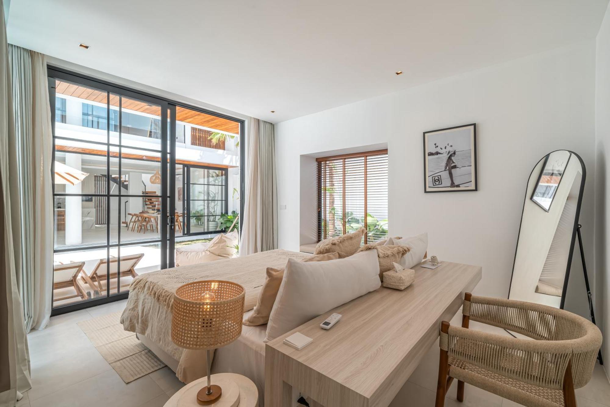 Villa Janoor - Elegant 3-bedroom Near Batu Belig Beach