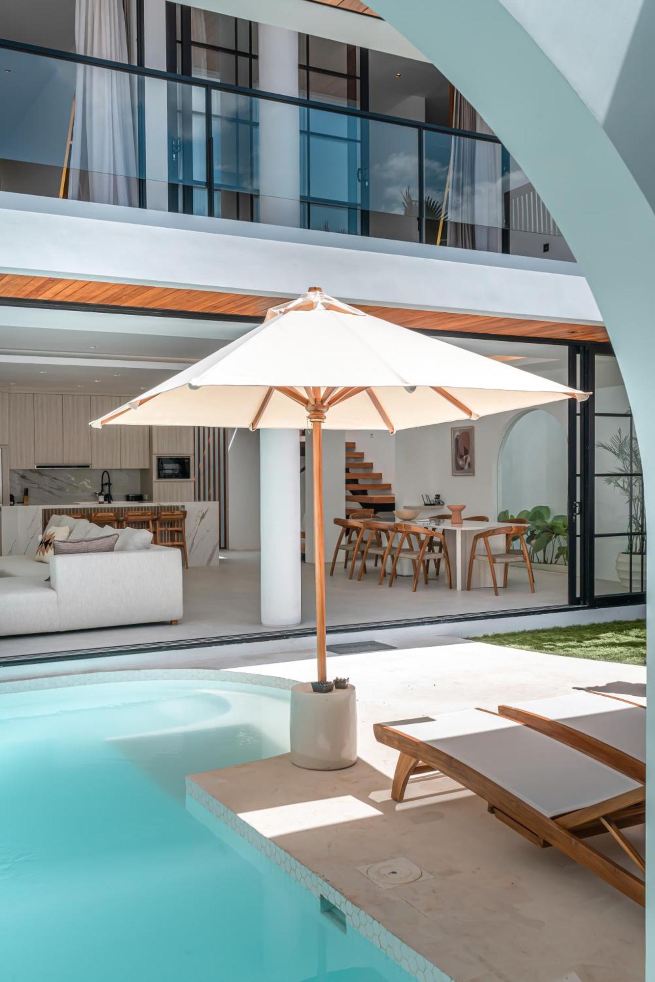 Janoor - Elegant 3-bedroom Near Batu Belig Beach Villa