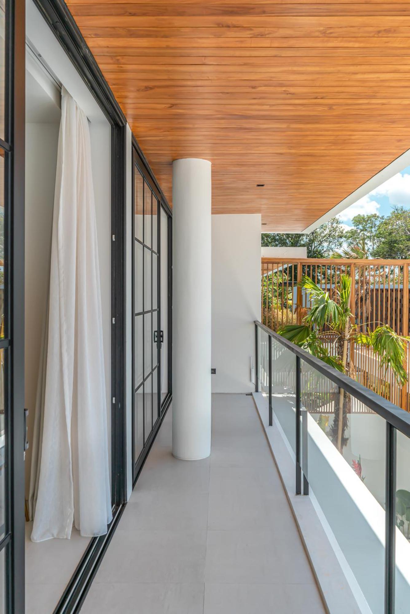 Villa Janoor - Elegant 3-bedroom Near Batu Belig Beach *