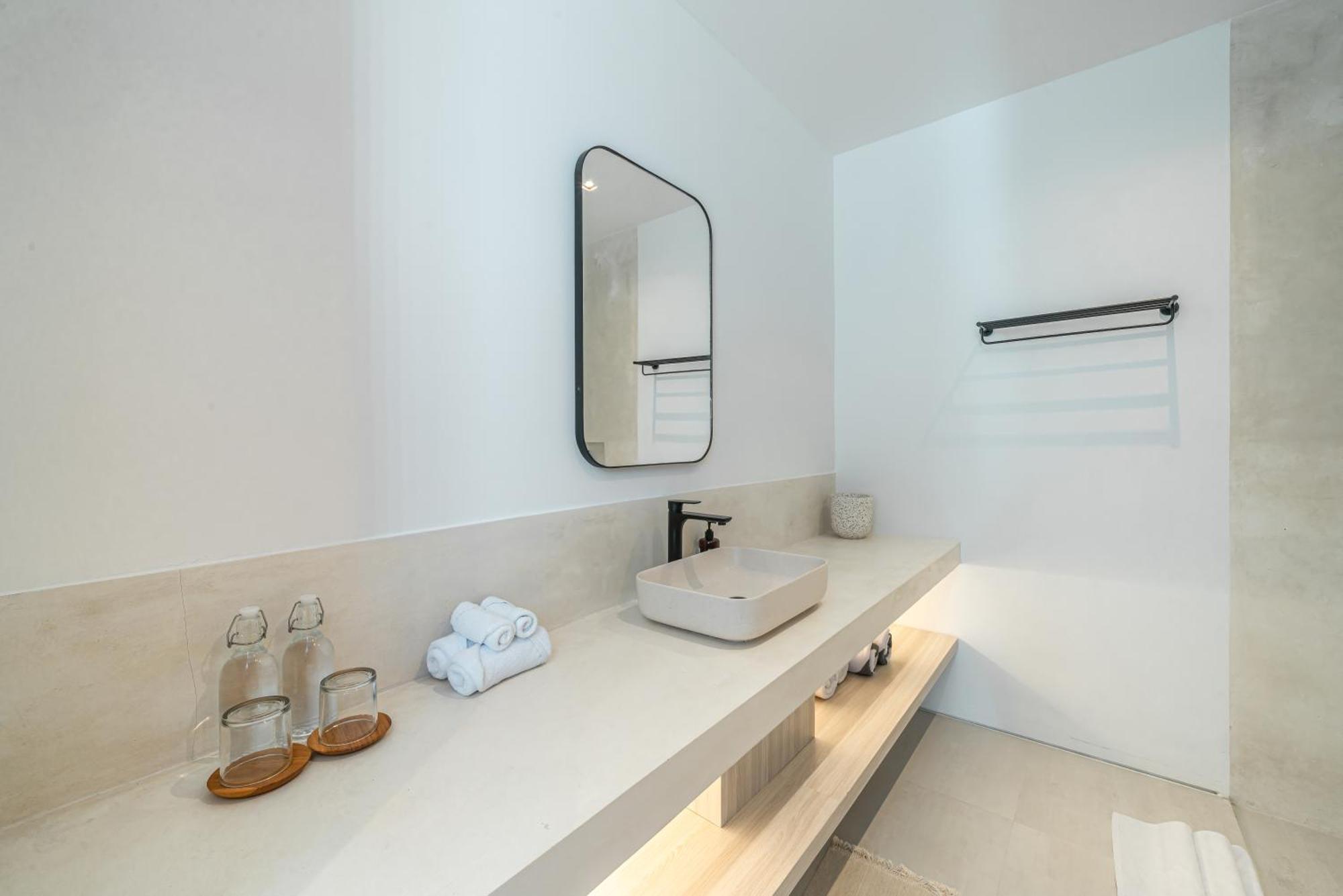 Janoor - Elegant 3-bedroom Near Batu Belig Beach Villa Seminyak (Bali)