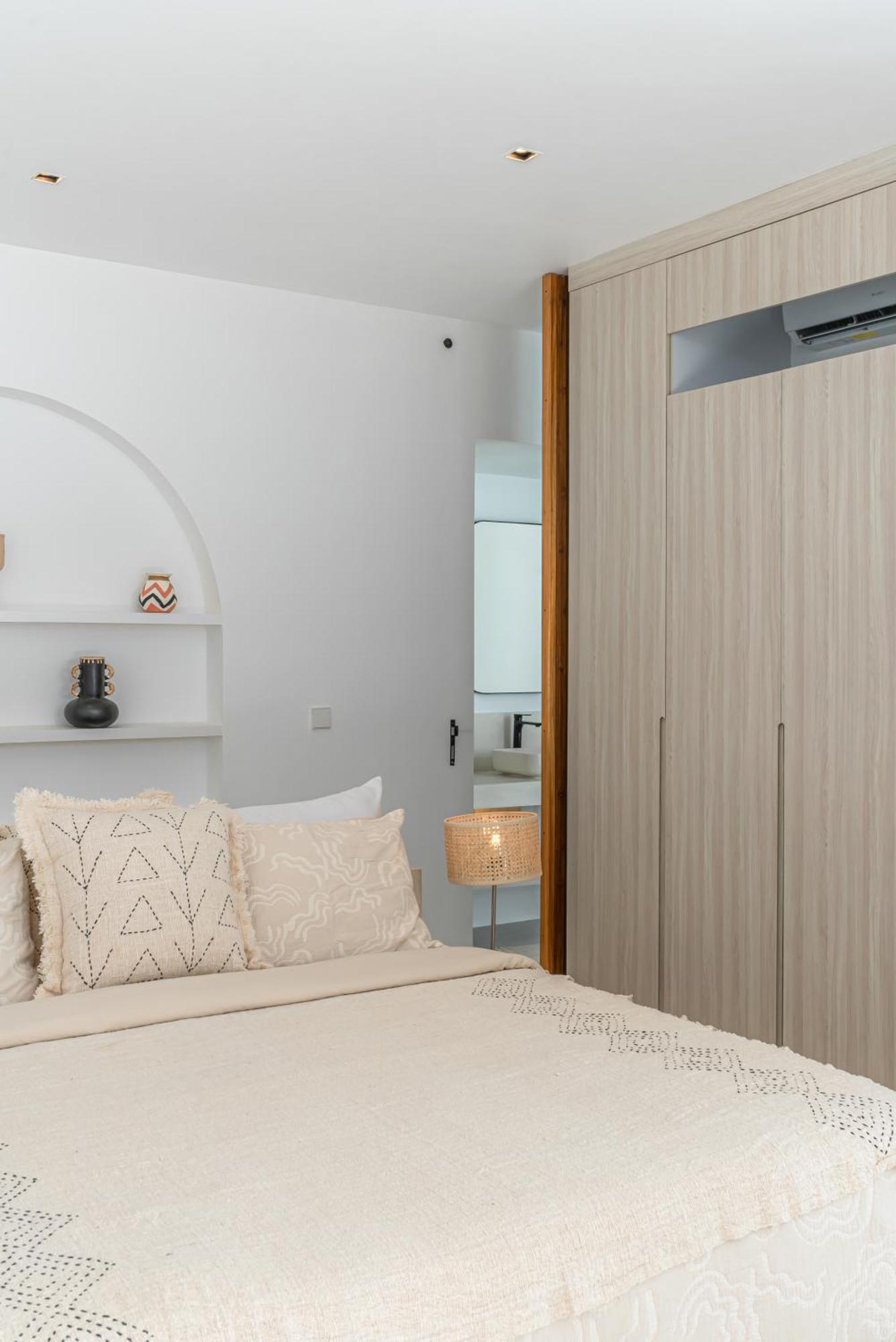 Villa Janoor - Elegant 3-bedroom Near Batu Belig Beach Seminyak (Bali)