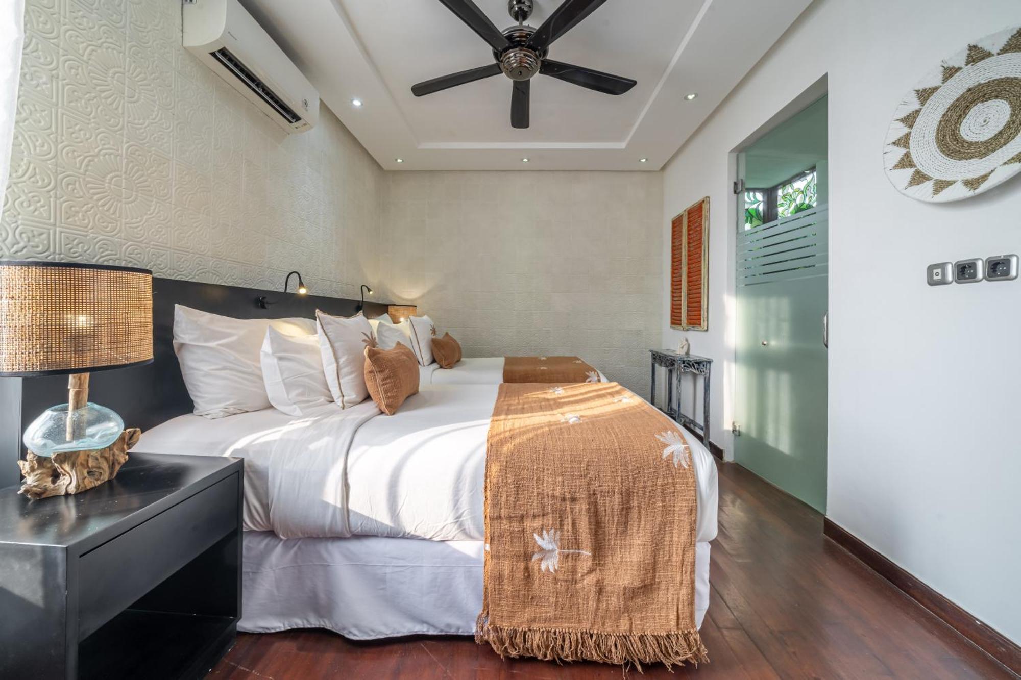 Alchemy Private 4 Bedroom Eat Street 10 Steps To Revolver Cafe Biệt thự *