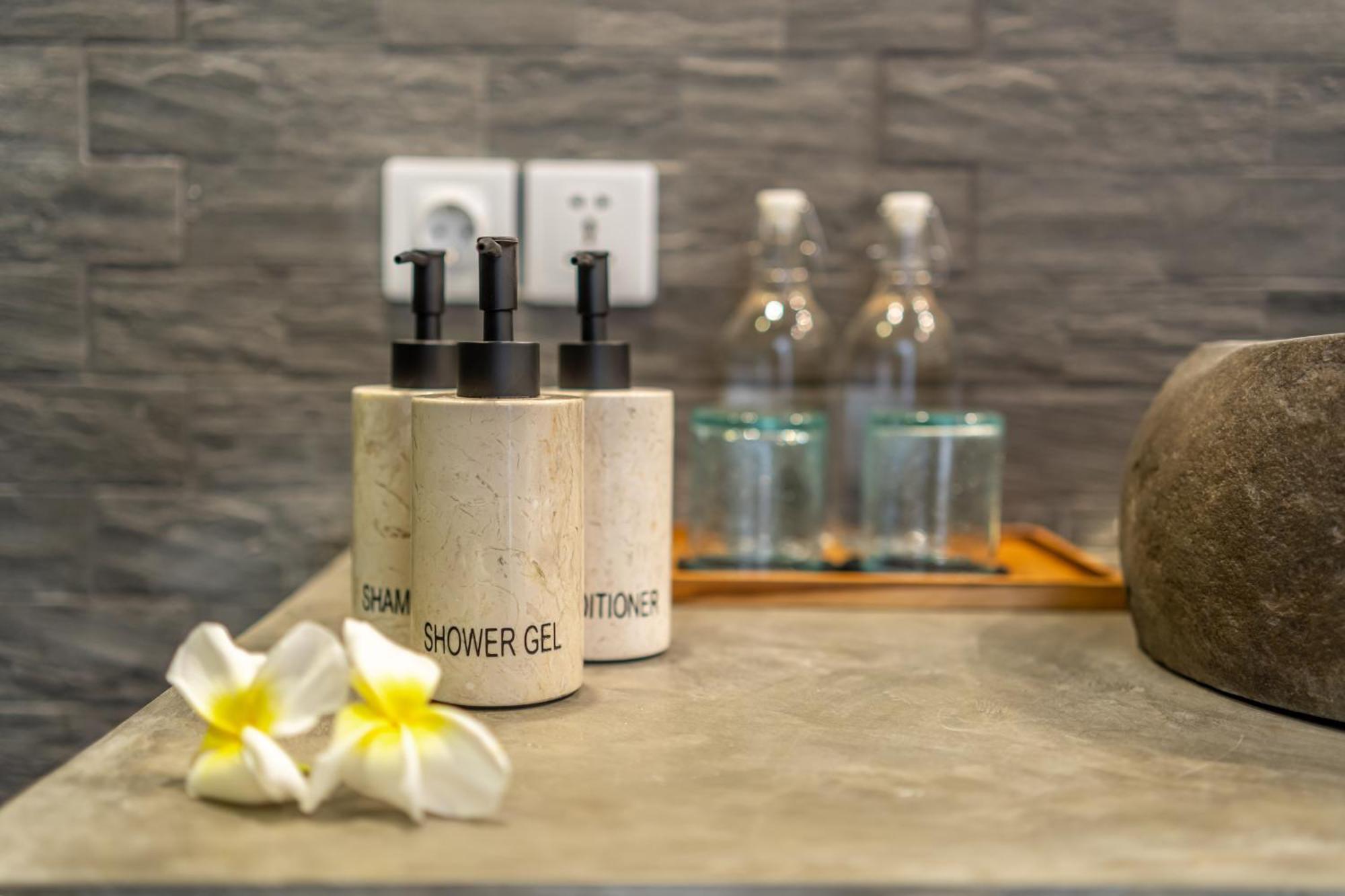 The Hepburn Stylish Single Room Guesthouse With Shared Pool 900M From Seminyak Beach Gasthuis *