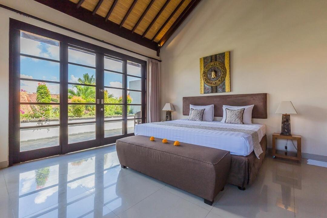 Luxury 4 Bedroom Seminiak Villa