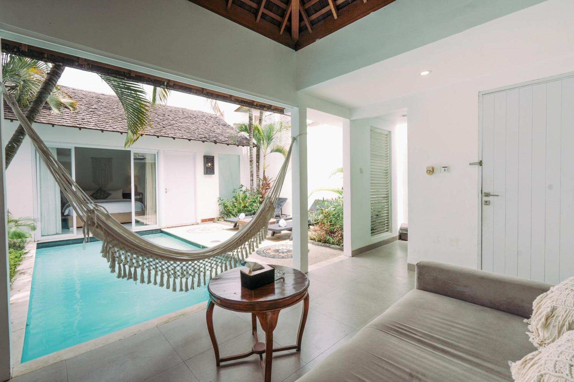 Vila Tan's Astana Villa's By The Lavana *