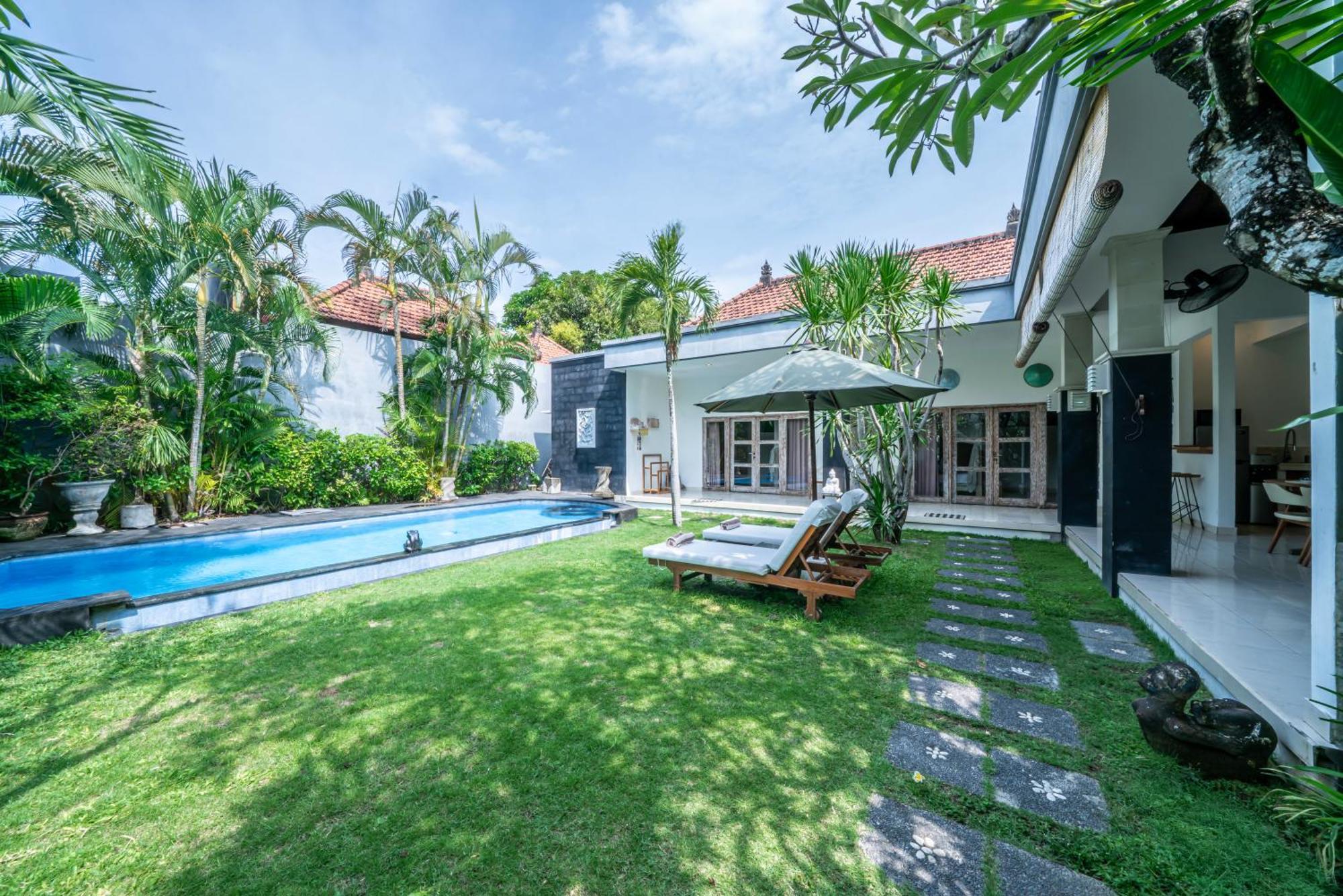 Kangaroo Next To Double Six Villa *