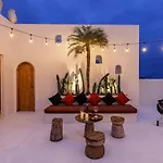 Brand New 5 Bd Luxury Central Villa 300M To Beach