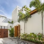 Brand New 5 Bd Luxury Central Villa 300M To Beach