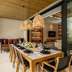 Brand New 5 Bd Luxury Central Villa 300M To Beach