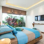 5Br Designer Villa, Walk To Beach, Luxury Living