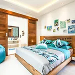 5Br Designer Villa, Walk To Beach, Luxury Living