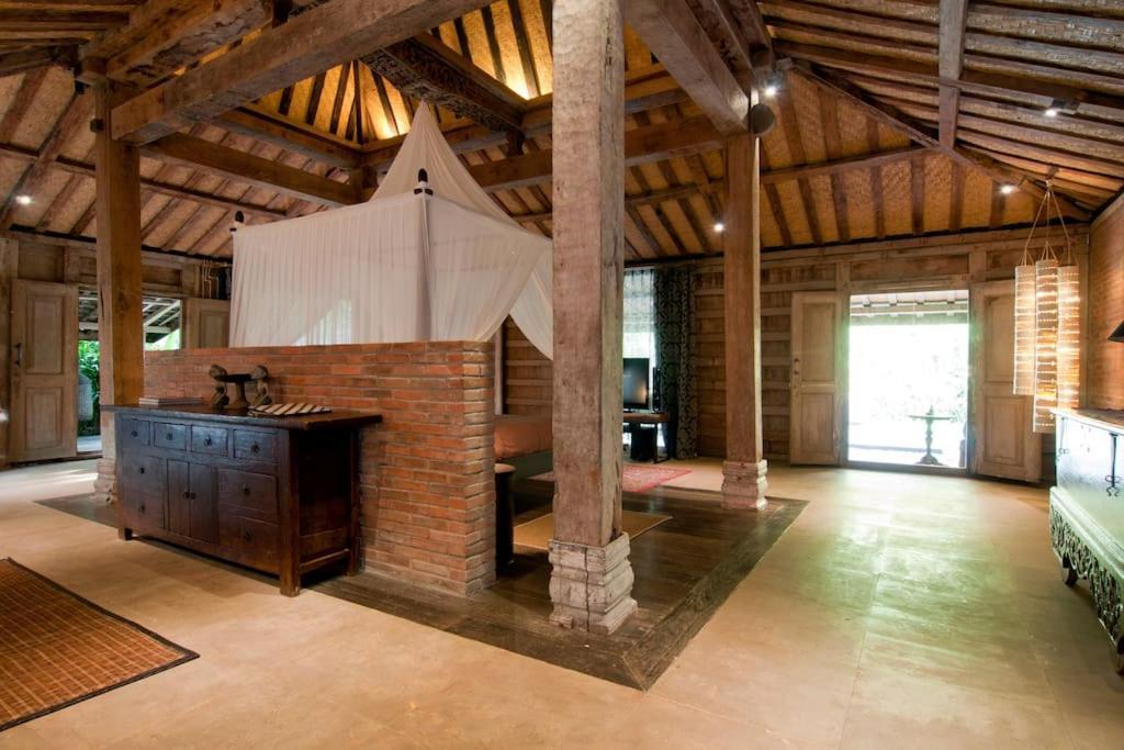 Wahyu Wonderful Private Honeymoon Joglo * Seminyak (Bali)
