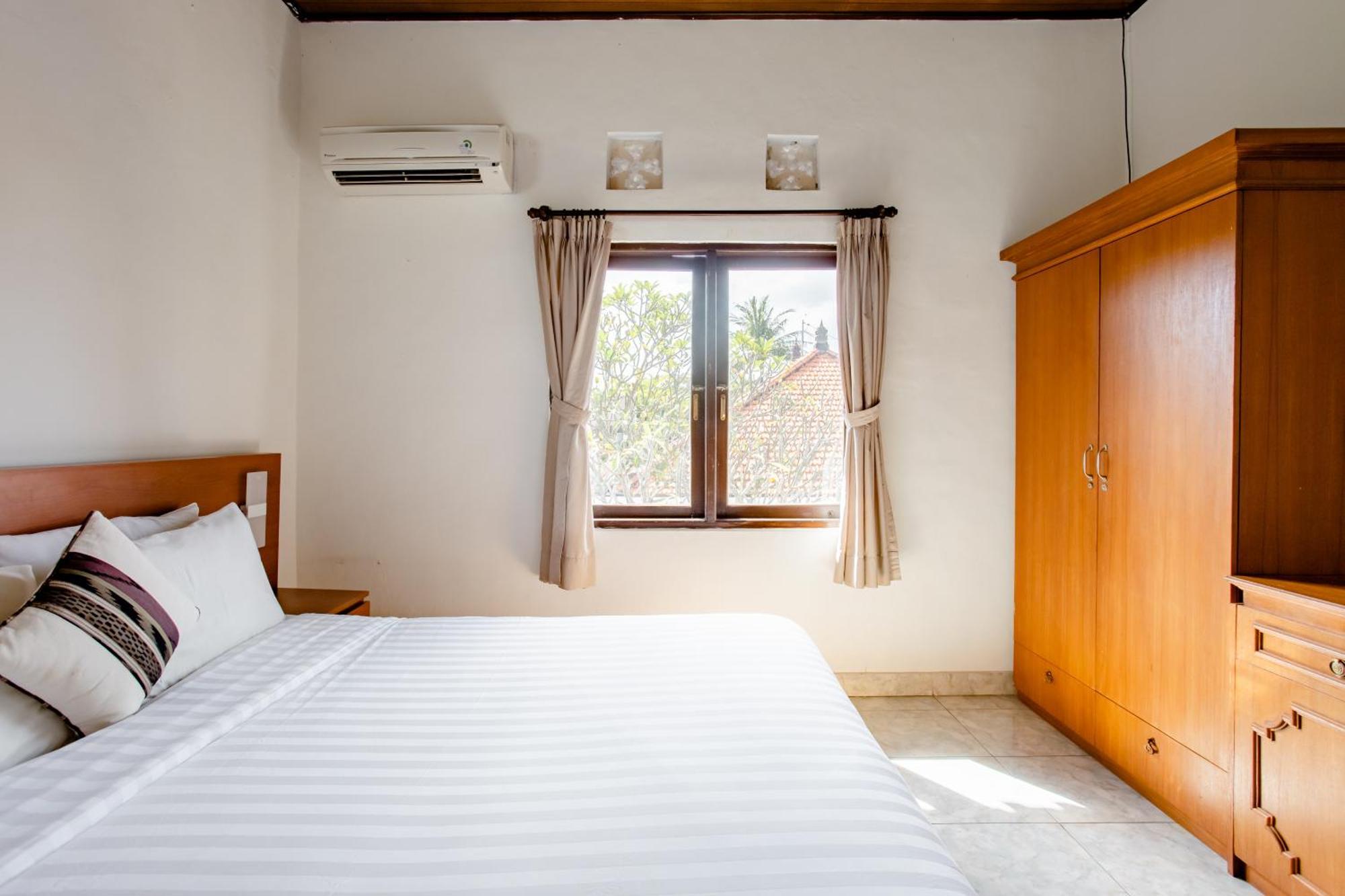 Guest house Rumah Akira 3*