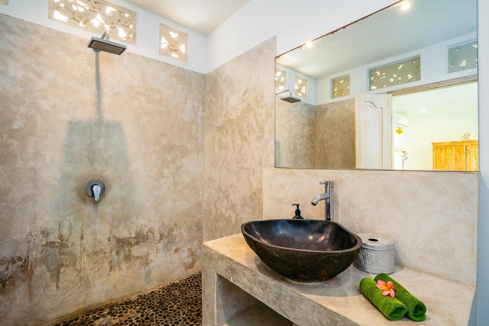 Niri - Beautiful 4br Teak Joglo In Oberoi Seminyak, A Tranquil Retreat