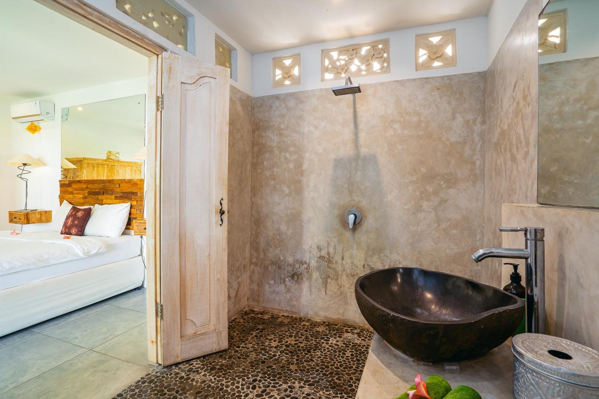 Pousada Niri - Beautiful 4br Teak Joglo In Oberoi Seminyak, A Tranquil Retreat