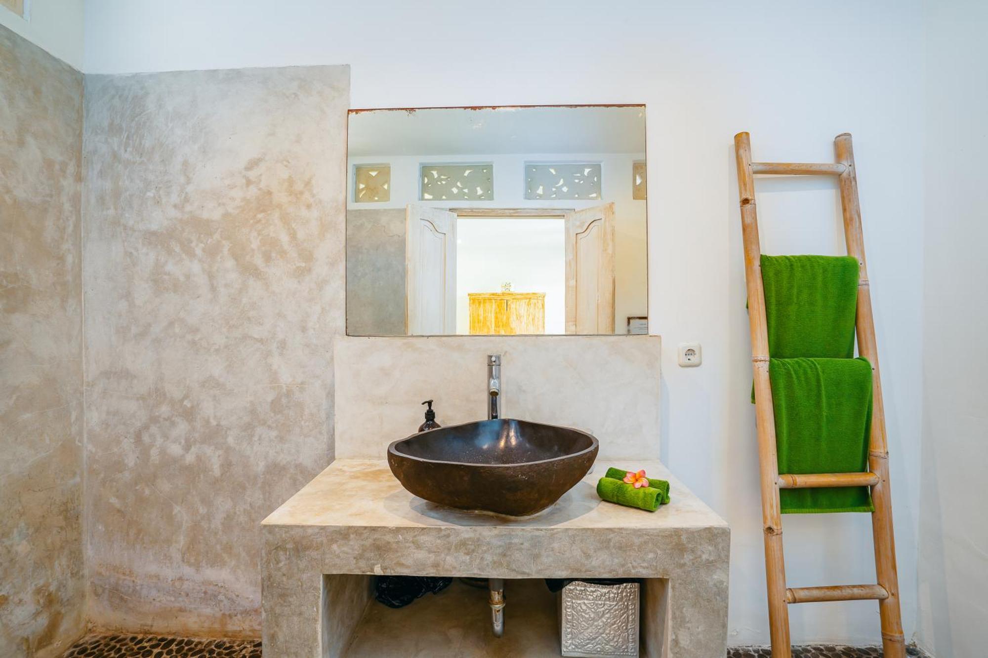 Niri - Beautiful 4br Teak Joglo In Oberoi Seminyak, A Tranquil Retreat *