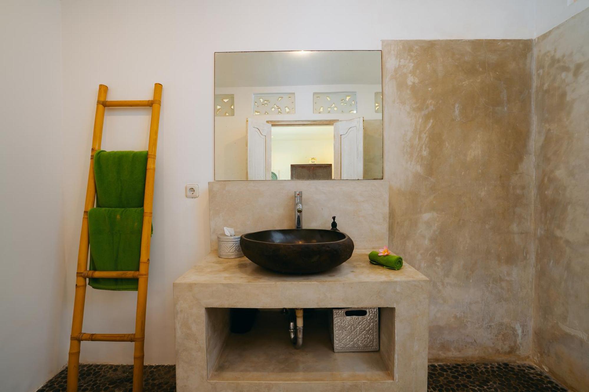 Pousada Niri - Beautiful 4br Teak Joglo In Oberoi Seminyak, A Tranquil Retreat