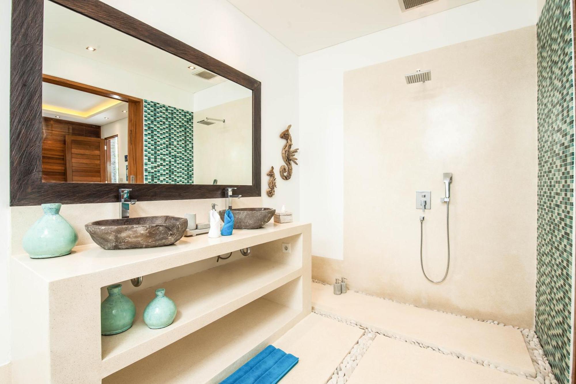 5br Designer Villa, Walk To Beach, Luxury Living Villa *
