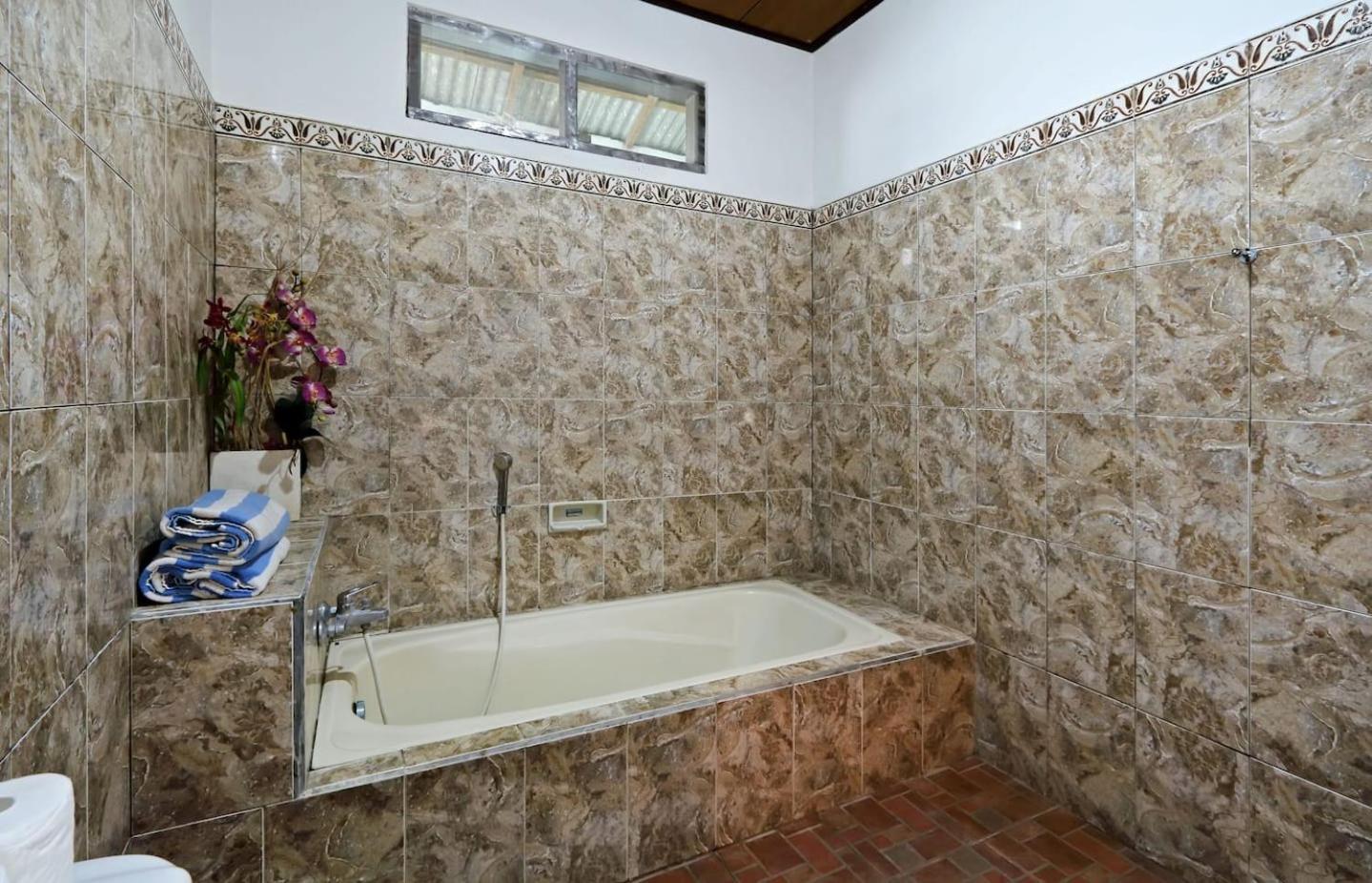 Guest house Rumah Akira 3*