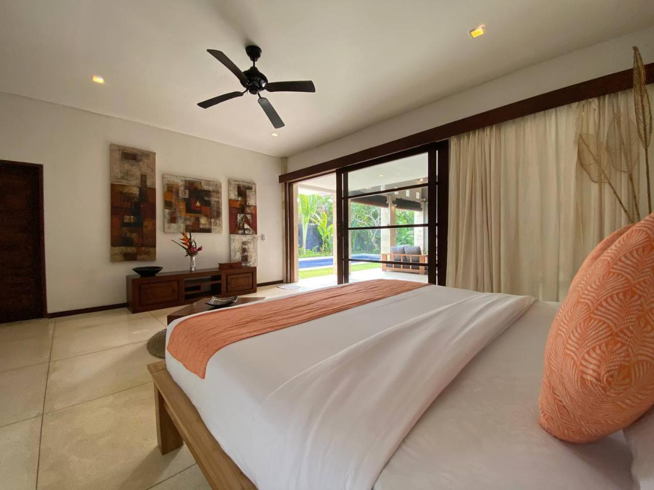 Villa Spacious In Petitenget Location