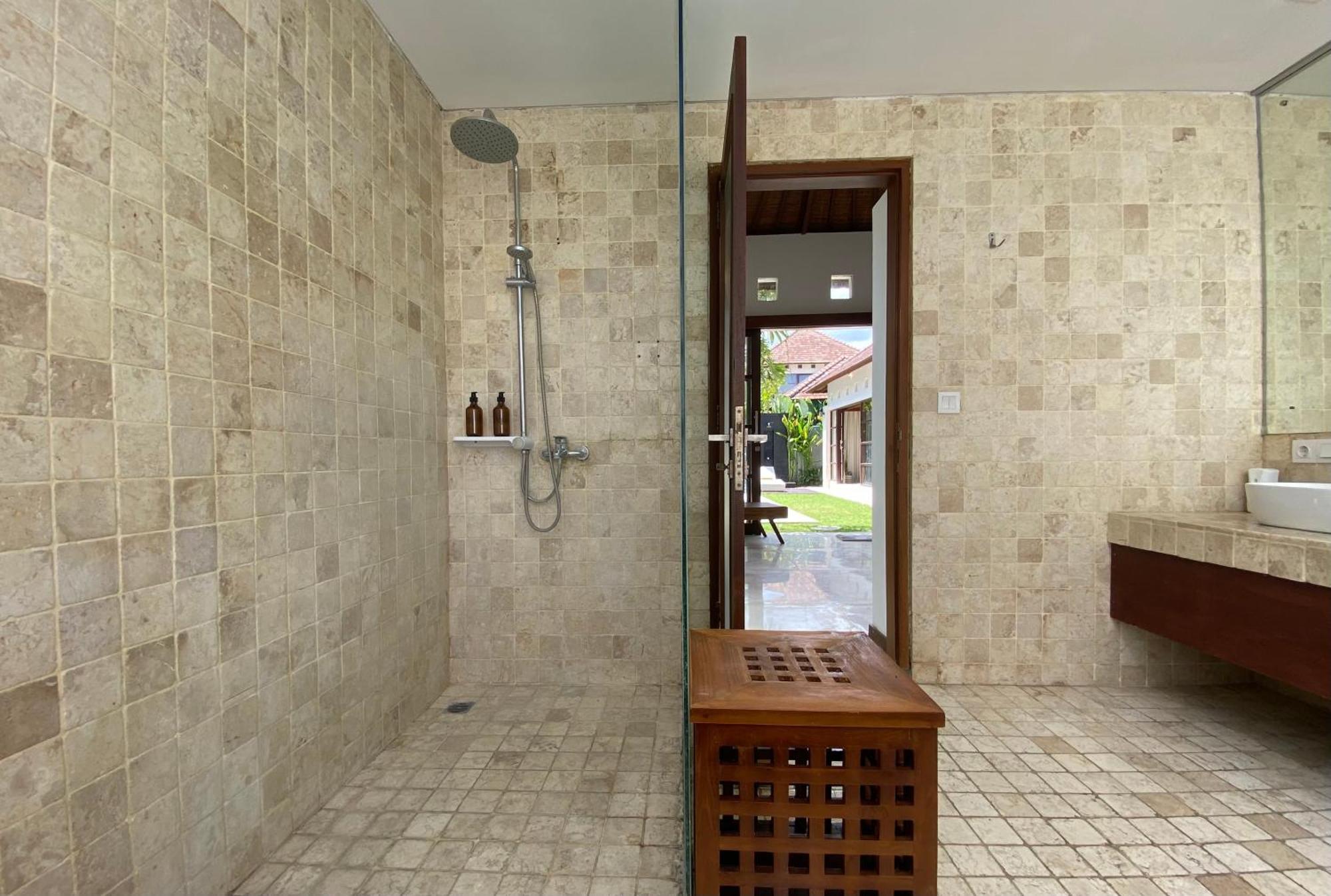 Villa Spacious In Petitenget Location