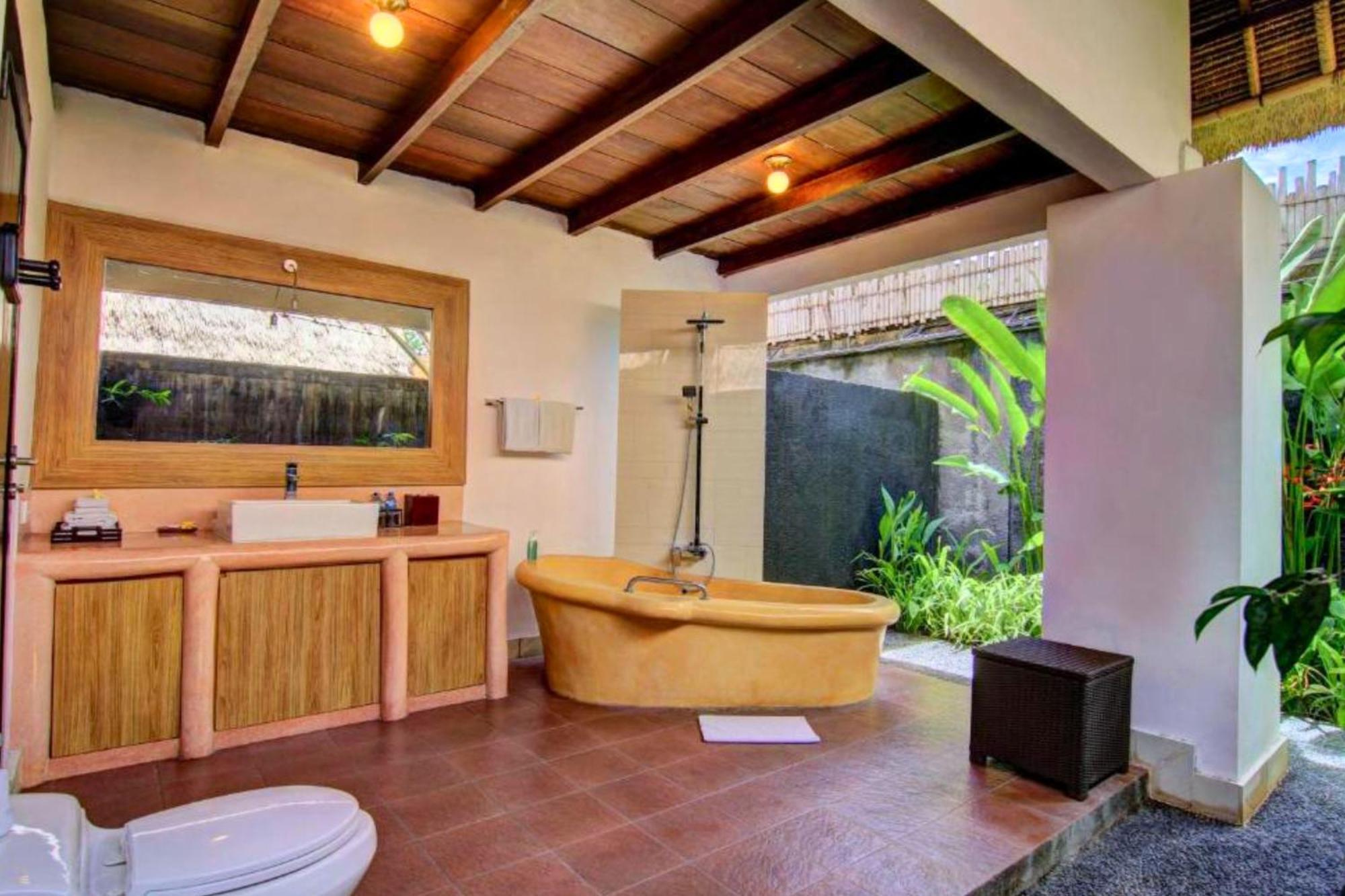 Cozy Executive 2 Bedroom Pool Zn111 *