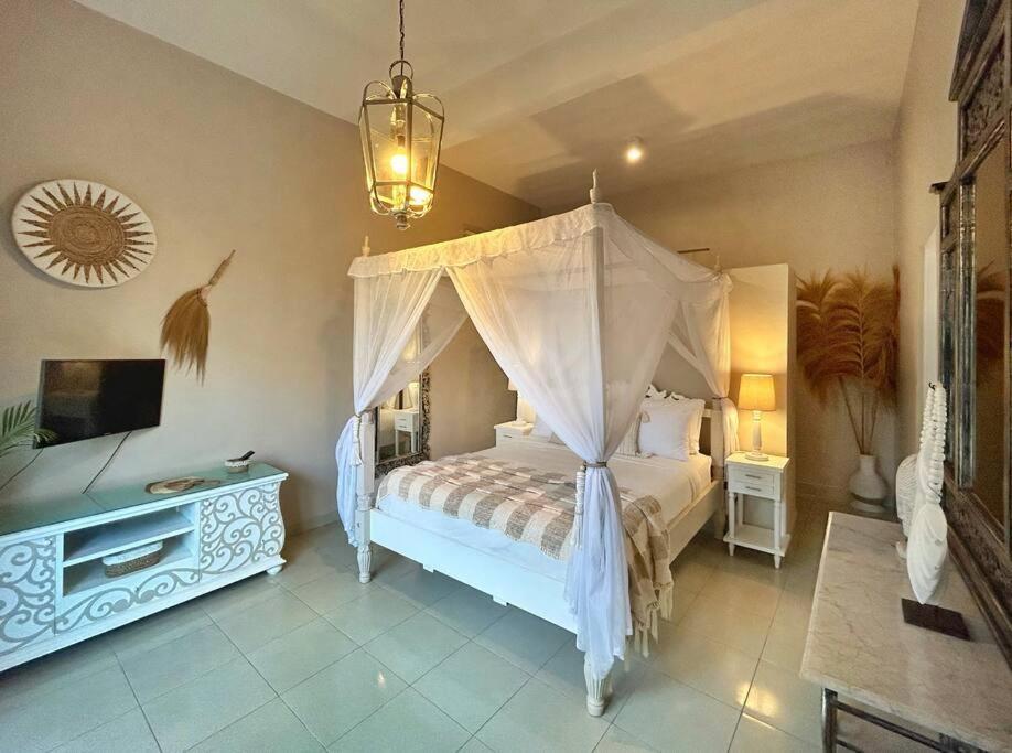 Villa Paradise Found 250m From The *