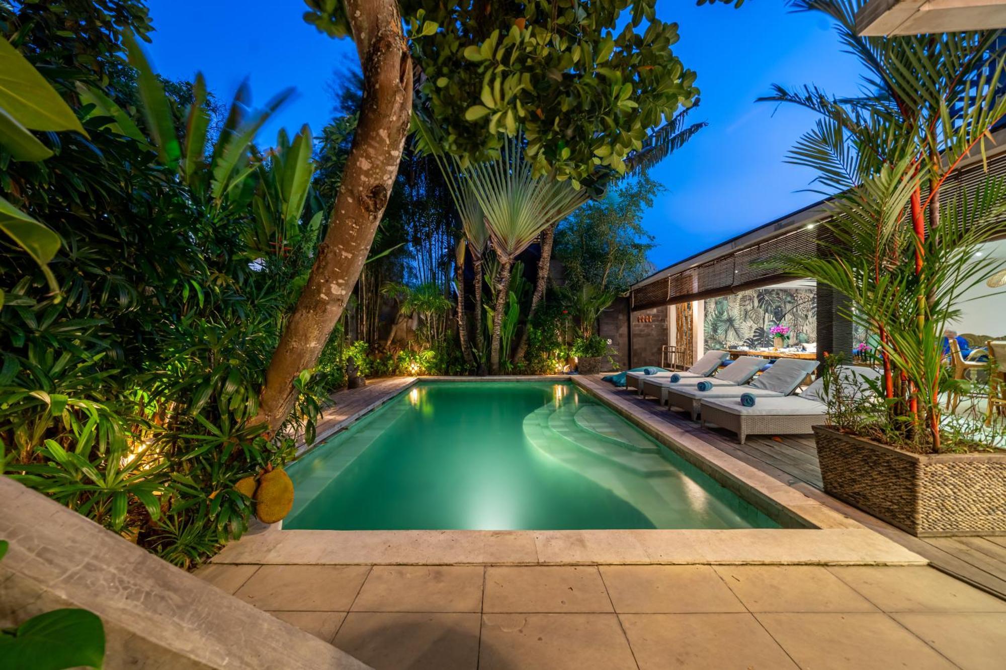 Alchemy Private 4 Bedroom Eat Street 10 Steps To Revolver Cafe Seminyak (Bali)