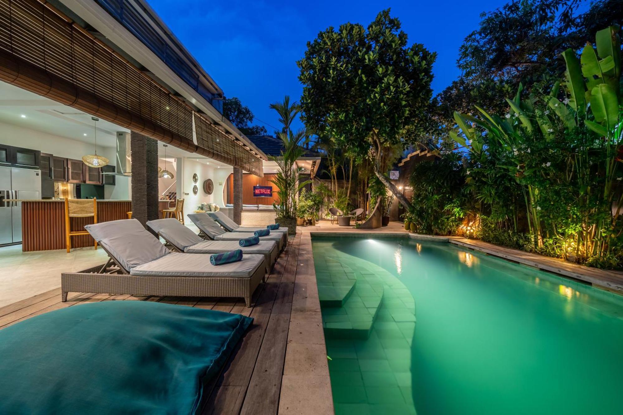 Alchemy Private 4 Bedroom Eat Street 10 Steps To Revolver Cafe * Seminyak (Bali)