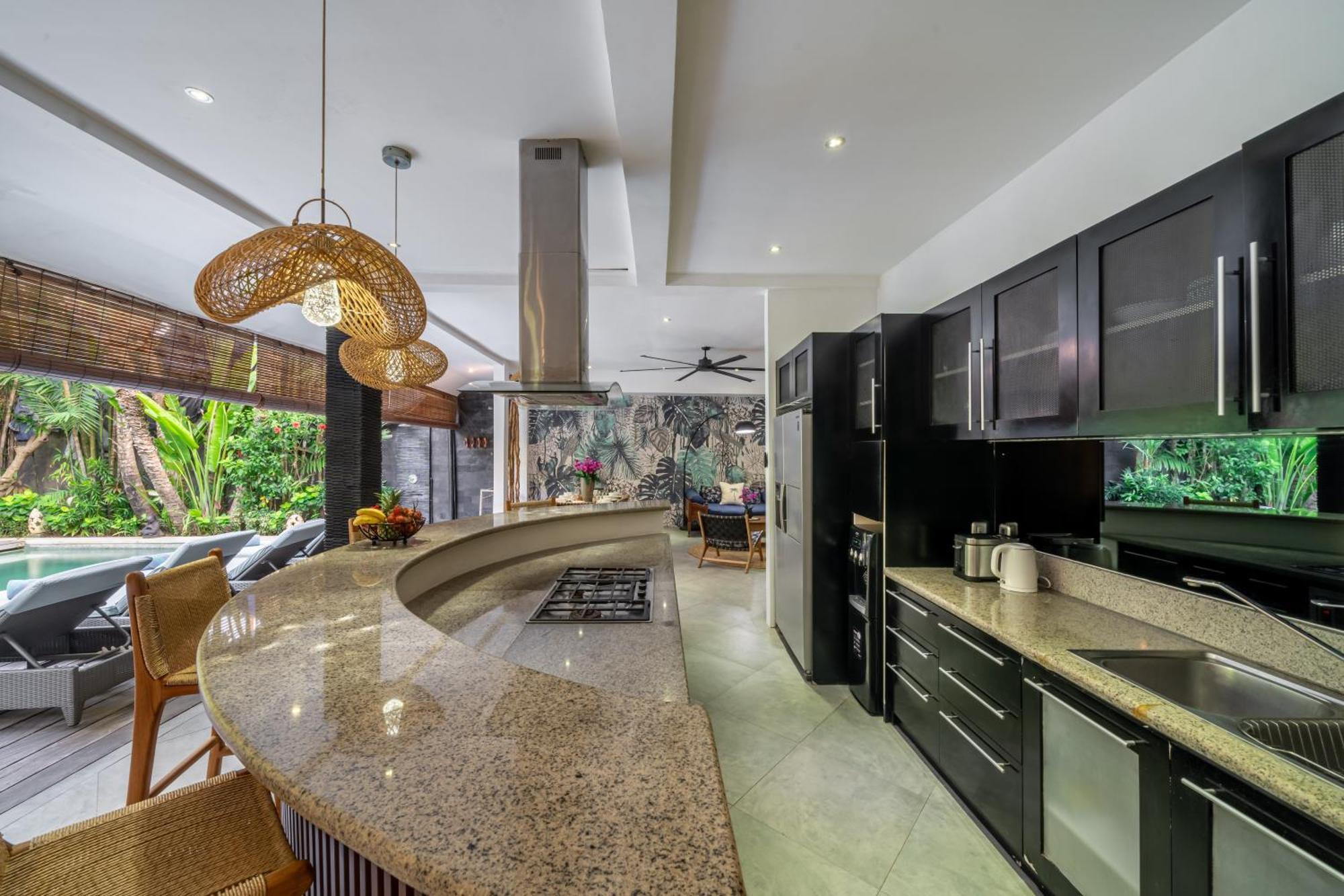 Biệt thự Alchemy Private 4 Bedroom Eat Street 10 Steps To Revolver Cafe Seminyak (Bali)
