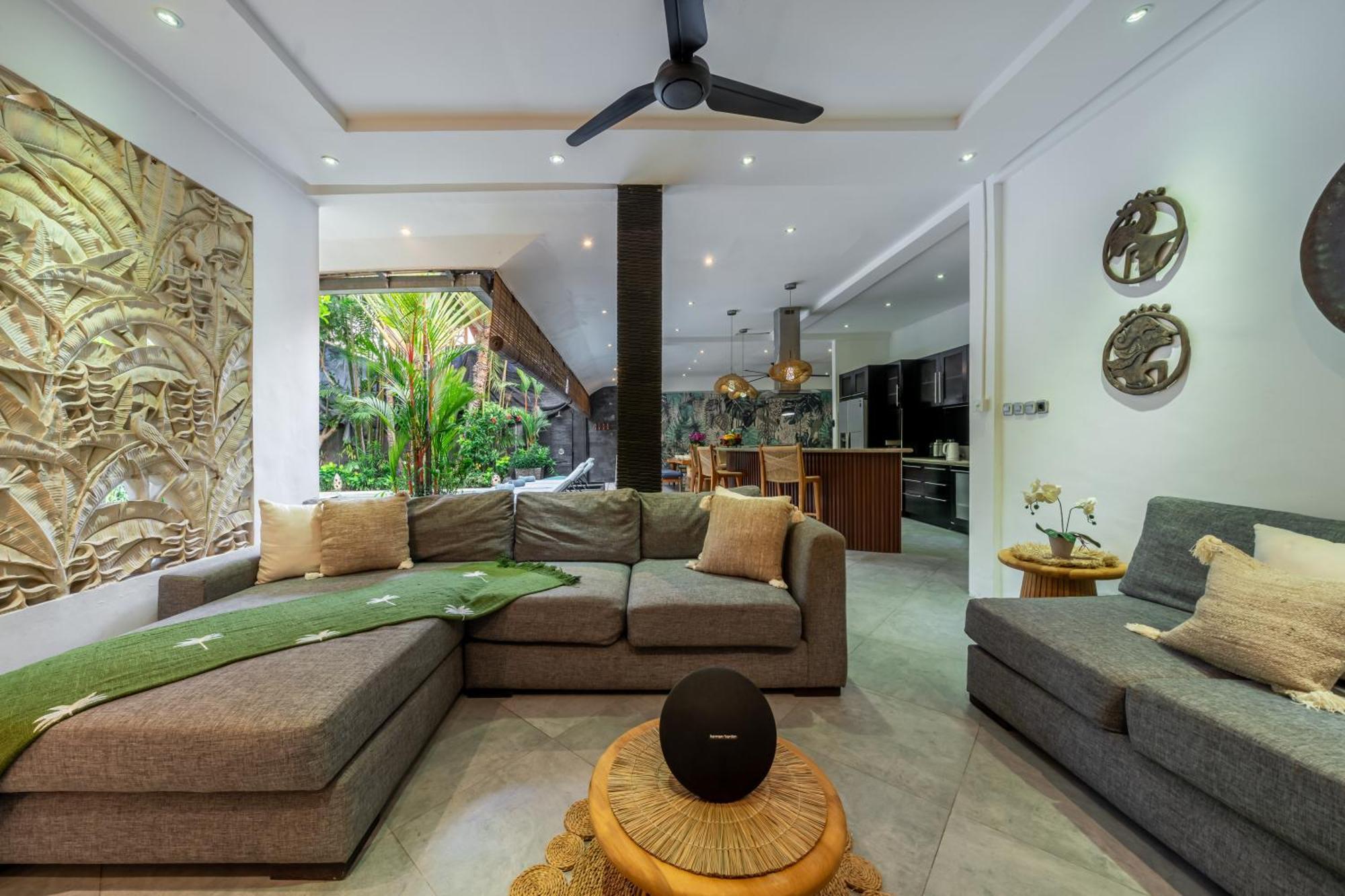 Alchemy Private 4 Bedroom Eat Street 10 Steps To Revolver Cafe Seminyak (Bali)