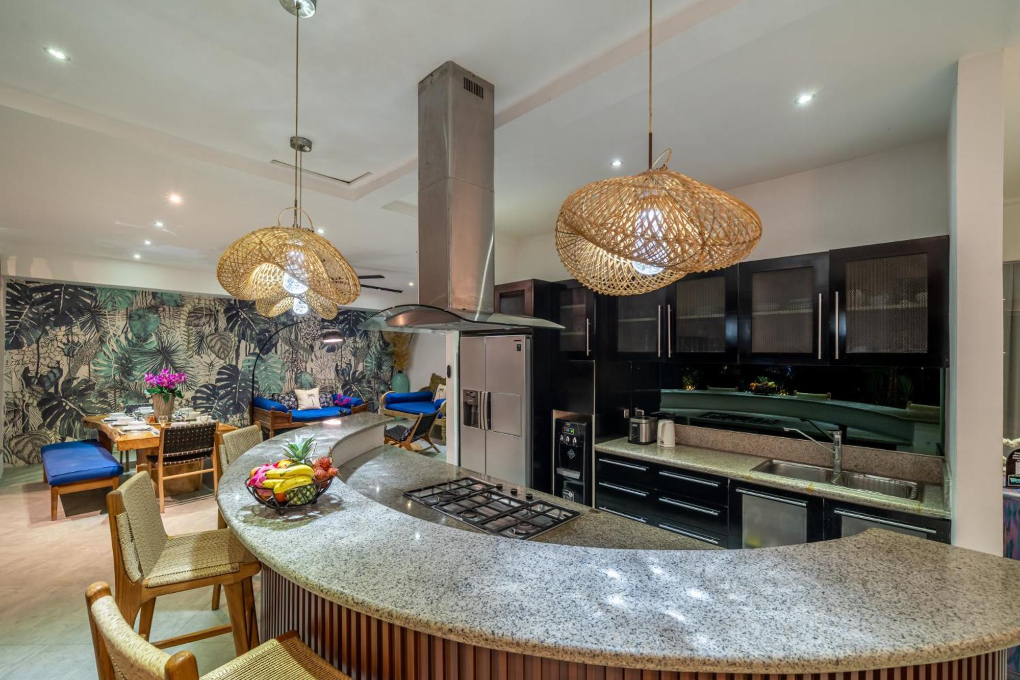 Alchemy Private 4 Bedroom Eat Street 10 Steps To Revolver Cafe