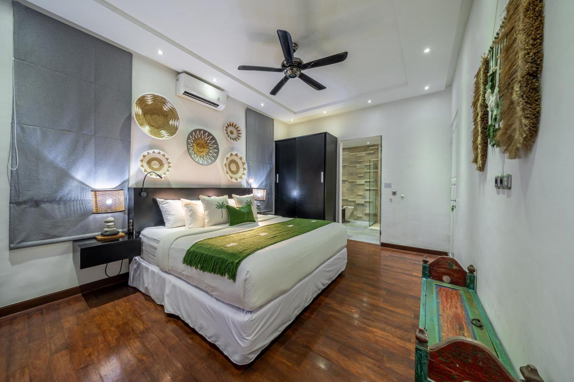 Alchemy Private 4 Bedroom Eat Street 10 Steps To Revolver Cafe Seminyak (Bali)
