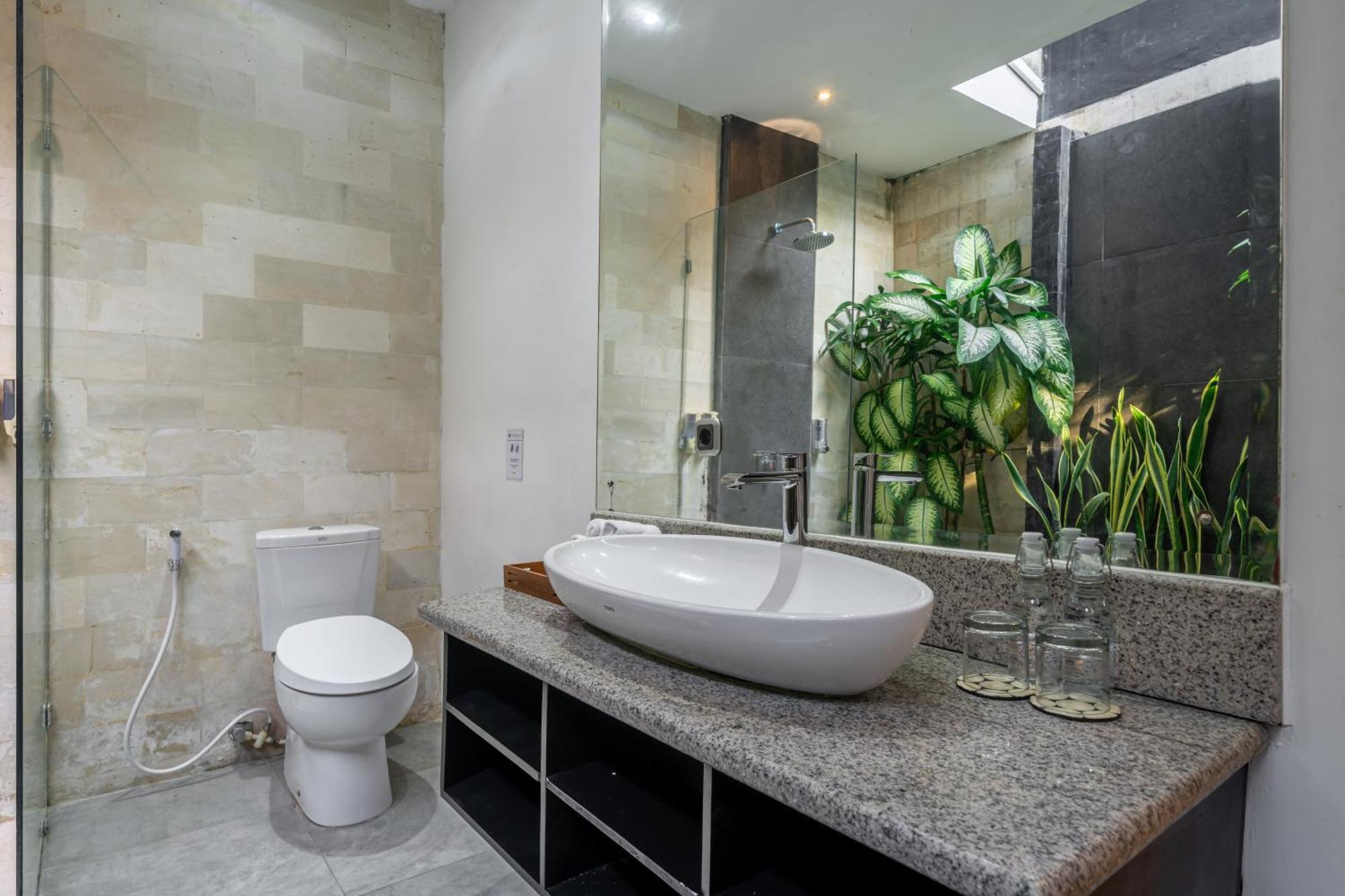 Alchemy Private 4 Bedroom Eat Street 10 Steps To Revolver Cafe