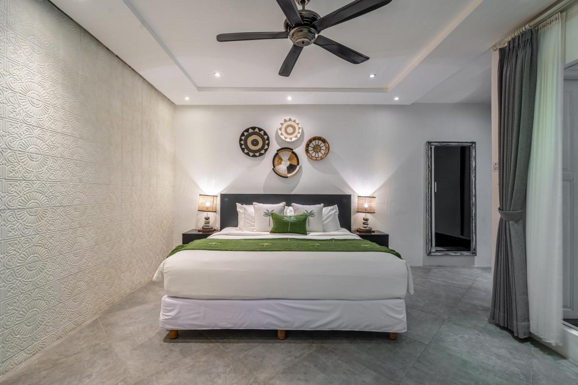 Alchemy Private 4 Bedroom Eat Street 10 Steps To Revolver Cafe * Seminyak (Bali)