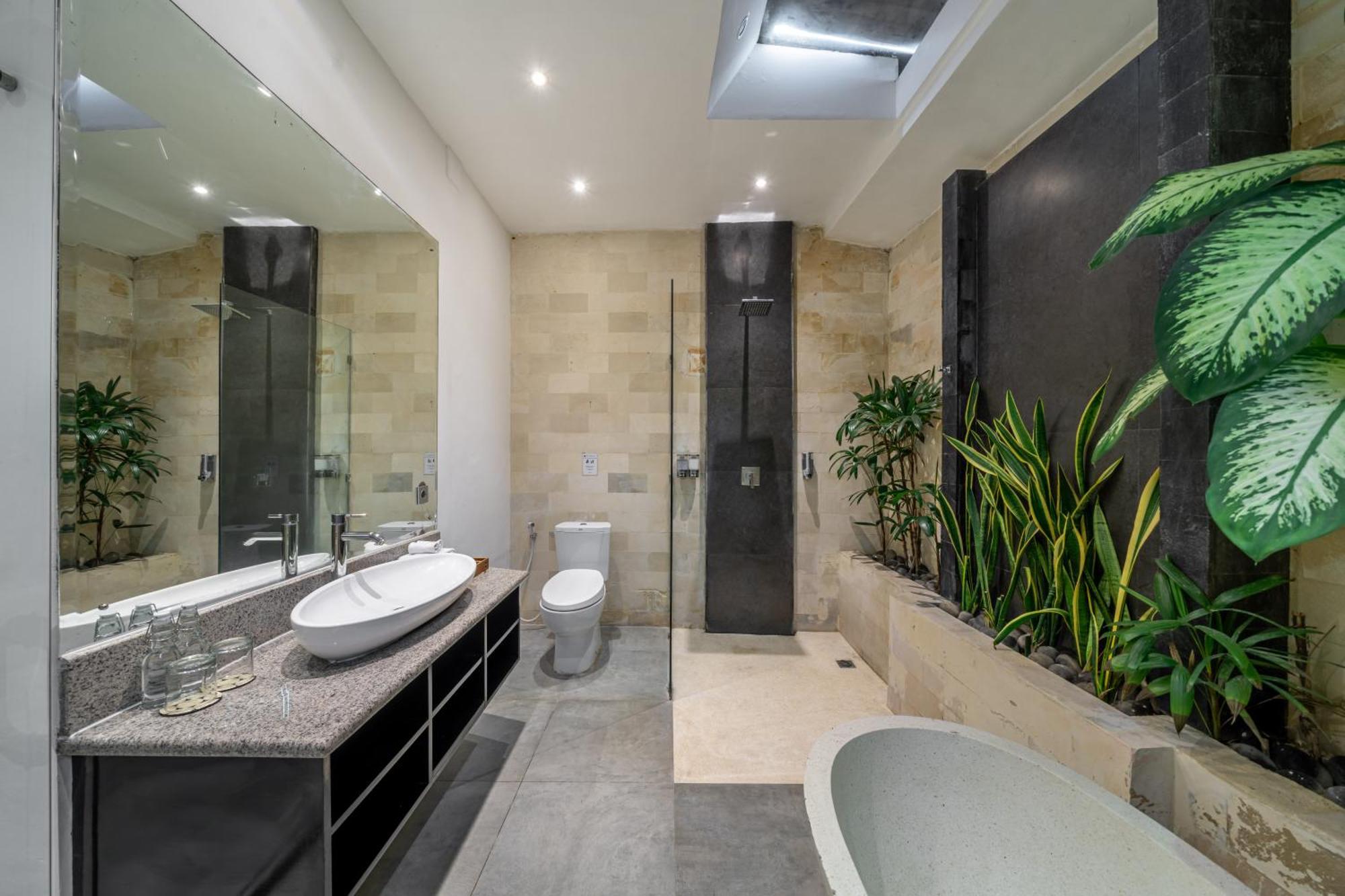 Alchemy Private 4 Bedroom Eat Street 10 Steps To Revolver Cafe