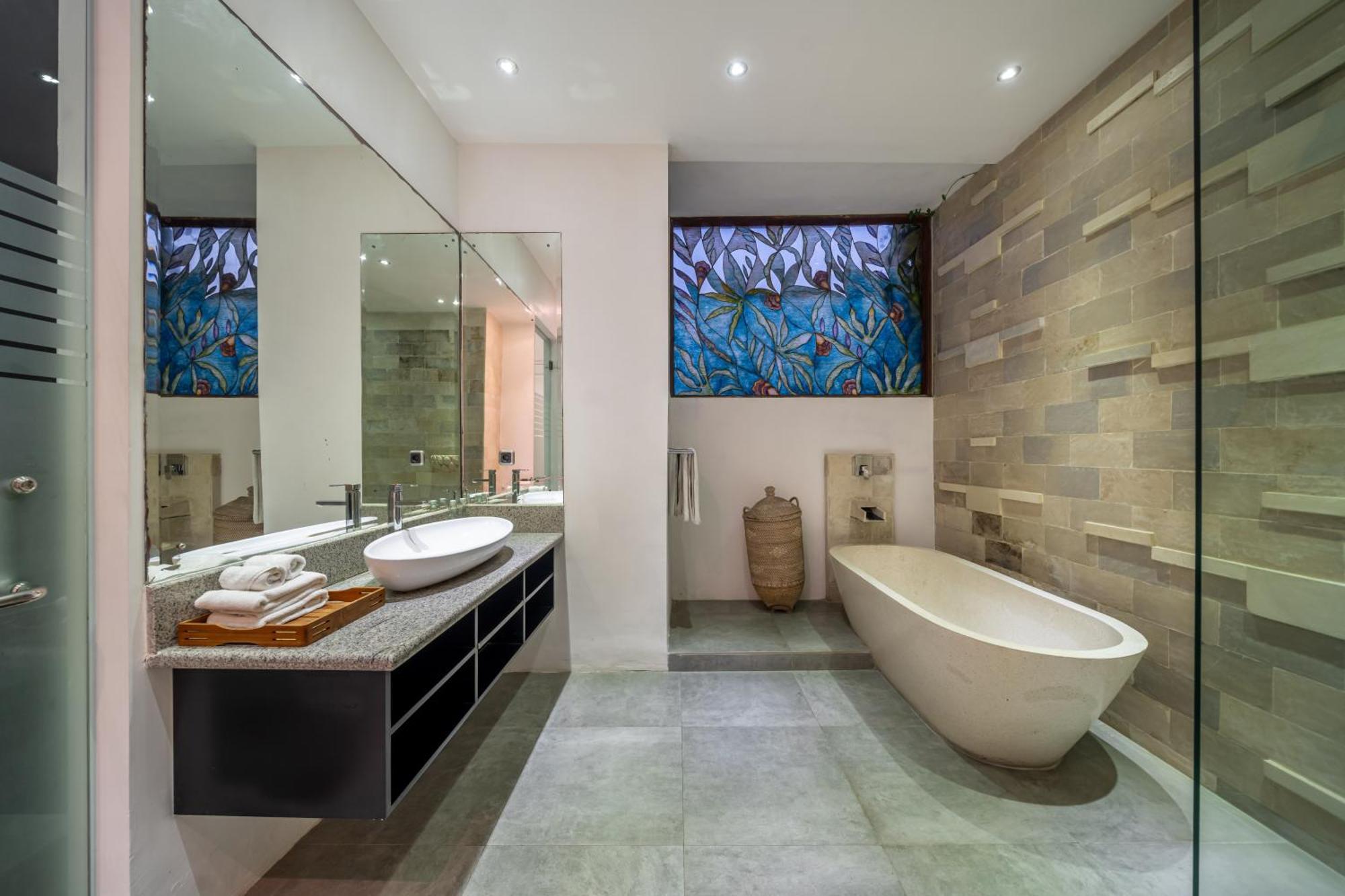 Alchemy Private 4 Bedroom Eat Street 10 Steps To Revolver Cafe Seminyak (Bali)