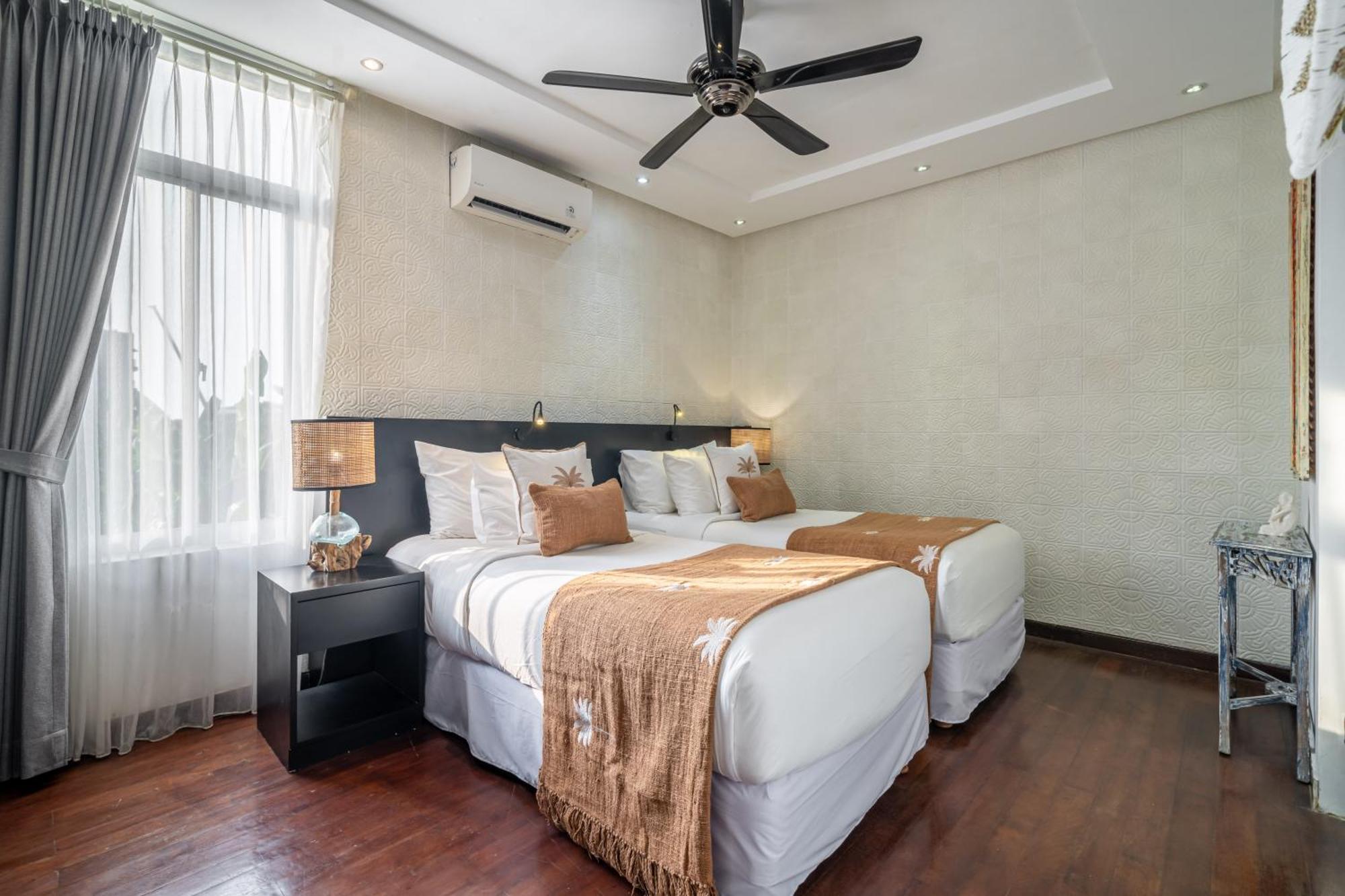 Alchemy Private 4 Bedroom Eat Street 10 Steps To Revolver Cafe * Seminyak (Bali)