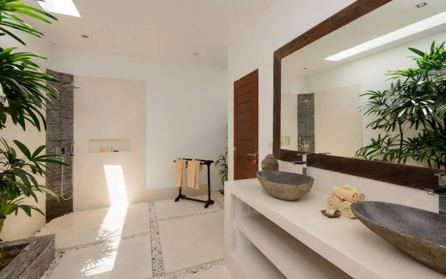 Gorgeous Tropical 3 Bed Pool Villa, 24hr Security Pousada Seminyak