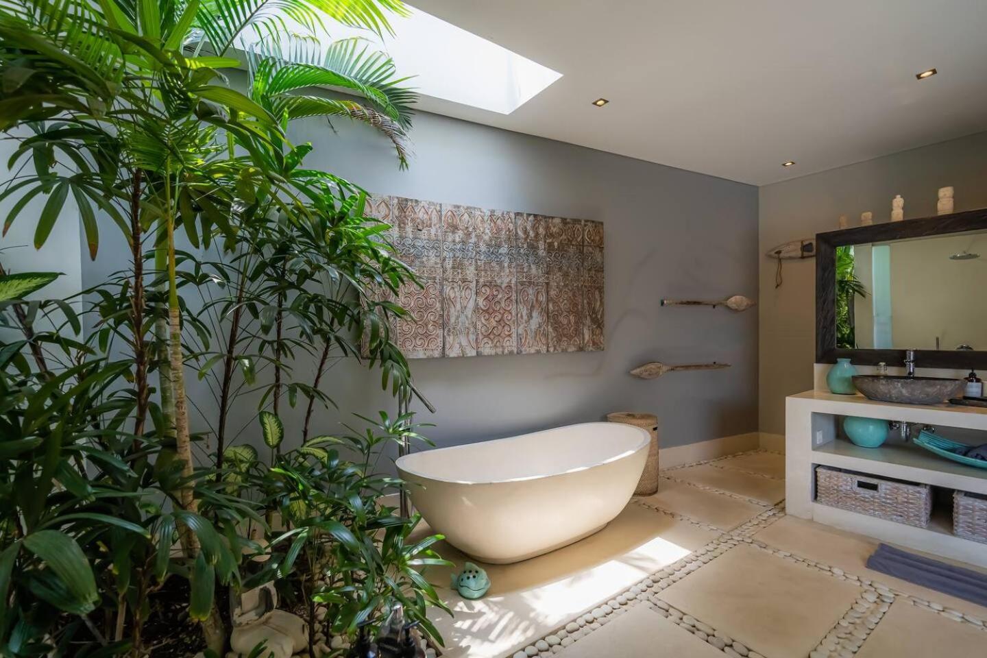 4-bd With Pool, Location